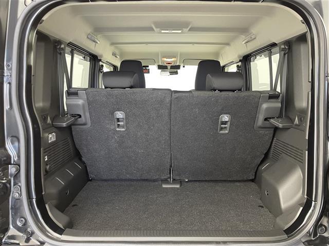 【トランク】積み込みやすくて、たっぷり積める荷室です。シートアレンジできるものは、乗車人数と荷物の量や大きさによってシートを動かすことができるので、より快適なドライブが可能です！
