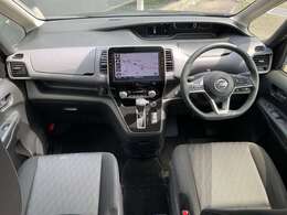 視点が高く、周りが見えやすいシート位置となっております。運転する時の眺めもいいですよ♪アームレストもあるので、長時間ドライブが楽しくなりますね！