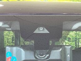 【インテリジェントエマージェンシーブレーキ】フロントカメラで前方の車両や歩行者を検知。衝突しそうな時は衝突被害軽減ブレーキが作動、衝突回避をサポート。より安全にドライブをお楽しみいただけます。