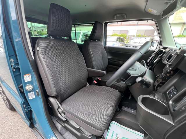 走行5000km台なので、よく乗り降りする運転席脇のヘタリ、スレもなくグッドコンディションです。アームレスト付きで運転も楽々ですね♪
