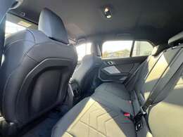 足元まで広々とした後部座席。快適さにこだわっております。疲れにくいと評判のBMWのシートは一度座るとその良さがわかります。