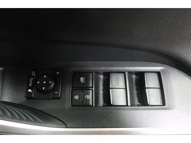 オールオートですので運転席からどの席の窓でも全閉全開が簡単に出来ますよ。