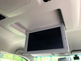 【フリップダウンモニター】大画面モニターで後席でもエンタメをお楽しみいただけます。小さなお子様にも大人気の装備です♪