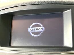 【メーカー純正ナビ】インテリアに溶け込むスタイリッシュな「専用設計」メーカーナビを装備♪視認性や操作性など基本性能にも優れ、より上質なカーライフをお楽しみいただけます。