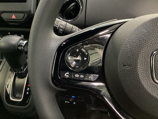 ステアリング左手側はオーディオ関連の操作スイッチです。視線を逸らすことなく運転に集中できます