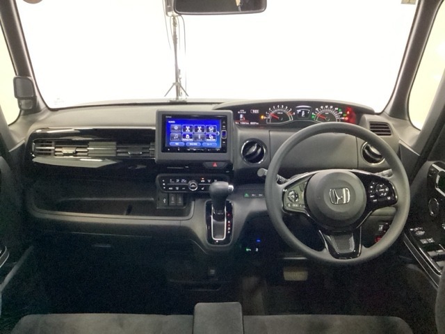 パーキングブレーキはフット式なので運転席と助手席の間はすっきり、移動も楽々です。さっと手が届く位置にATセレクトレバーやエアコンスイッチなどがあり操作性に優れています