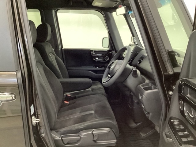 フロントは助手席と繋がったベンチシートです。運転席は、高さを調整できるハイトアジャスター付きです。