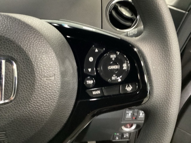 ステアリング右手側に安全運転支援機能のホンダセンシングをコントロールするスイッチ、左手側にオーディオ関連のコントロールスイッチを配置、視線を逸らすことなく運転に集中できます