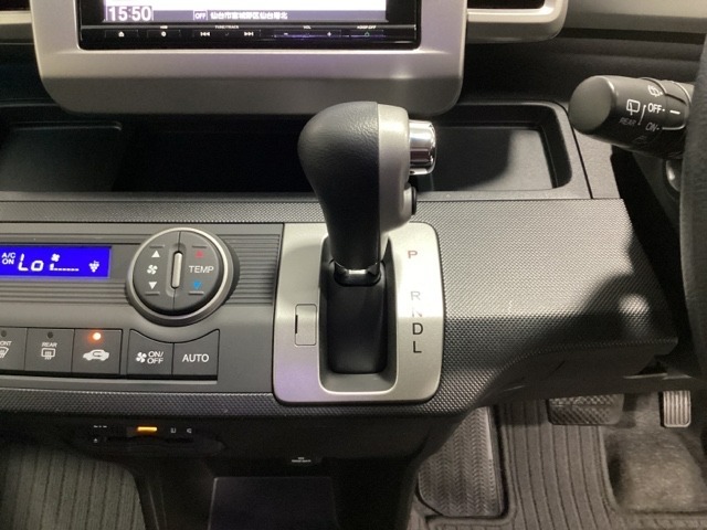 CVT車のセレクトレバーです。低速から高速まで、変速ショックのないスムーズな走りを実現するとともに、エンジン効率のよい領域を維持することで燃費にも貢献します。