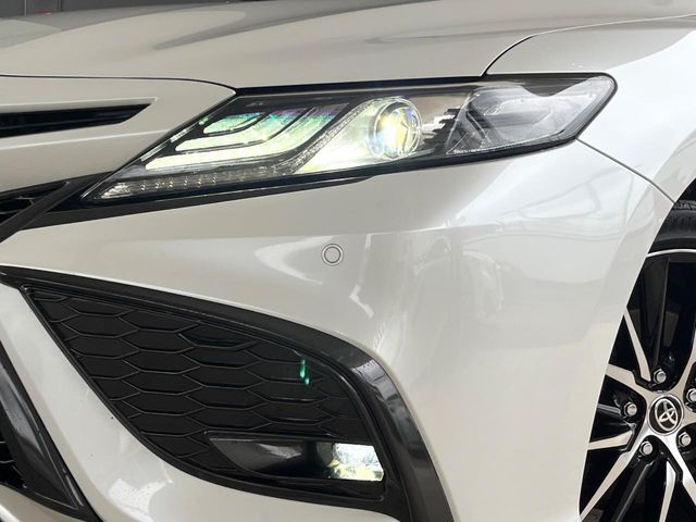 【LEDヘッドライト】悪天候や夜間走行時も良好な視界を確保し安心して運転できる高輝度LEDヘッドライトを装備！点灯速度が早く、消費電力も抑えられています。