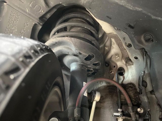 お車を安心してお乗りいただく為には、足回りの定期点検が欠かせません。サービスサポート（有償保証）では無料点検もご提供しており、安心のカーライフをお過ごしいただけるサポート体制が整っています。