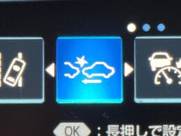 【プリクラッシュセーフティ】前方の車両等を検知し、衝突しそうな時は警報で注意を促し、ブレーキを踏む力をサポート。ブレーキを踏めなかった場合は衝突被害軽減ブレーキが作動、衝突回避をサポートします。