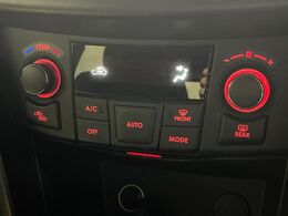 【オートエアコン】一度お好みの温度に設定すれば、車内の温度を検知し風量や温度を自動で調整。暑い…寒い…と何度もスイッチ操作をする必要はありません。快適な車内空間には必須の機能ですね♪
