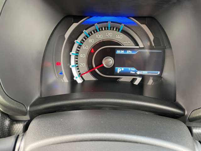大きくて見やすいスピードメーターです。
