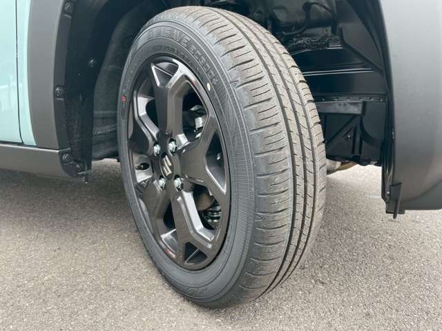 左前のタイヤです