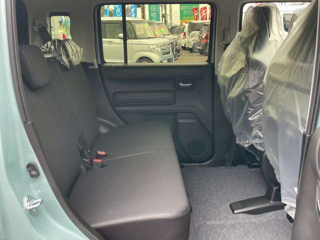 後部座席のお写真です。ベンチシートです。