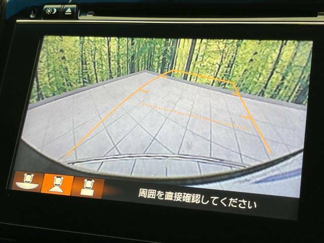 【バックカメラ】駐車時に後方がリアルタイム映像で確認できます。大型商業施設や立体駐車場での駐車時や、夜間のバック時に大活躍！運転スキルに関わらず、今や必須となった装備のひとつです！