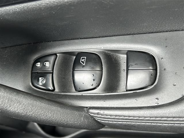 窓操作部の画像です。店舗にて現車の確認もいただけますので、お電話で在庫のご確認の上是非ご来店くださいませ！！！ワクワクするクルマ選びをご提案します！