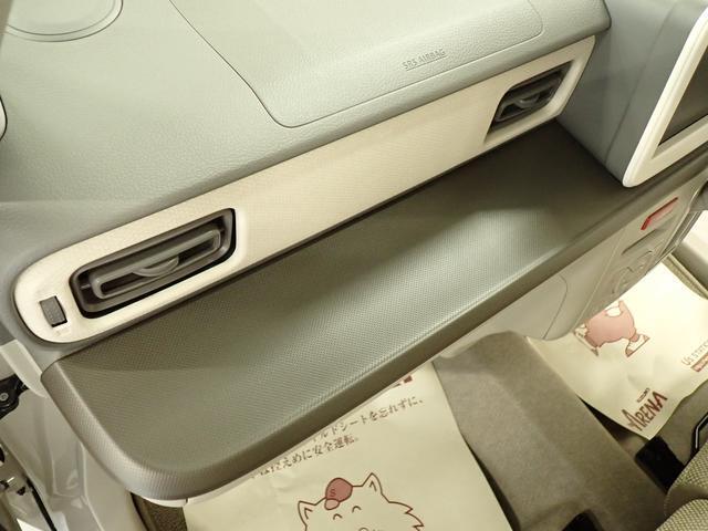 助手席前に　テーブルがあります。