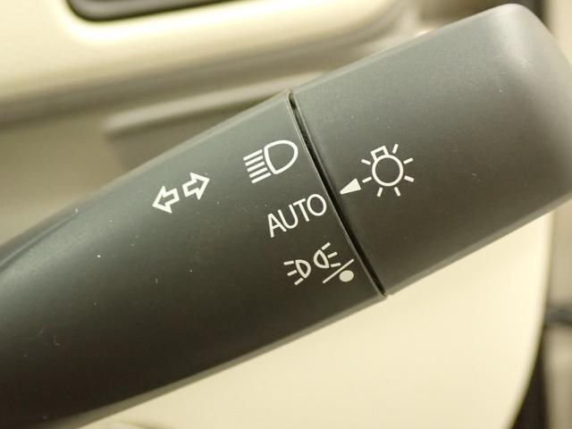 ハイビームで走行中、対向車や先行車がいると、自動でロービームに切り替わり、他車がいなくなったり周囲が暗くなると　自動でハイビームに戻ります。