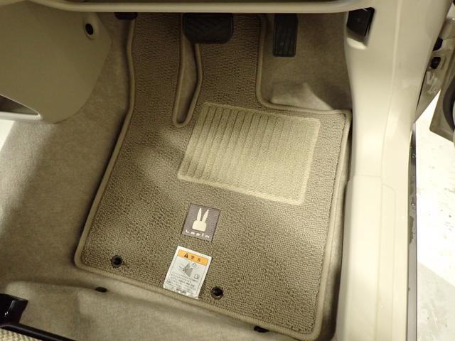 足元にフロアマットを装着しています。水分を吸収してくれるので、雨の日でも滑りにくいです☆