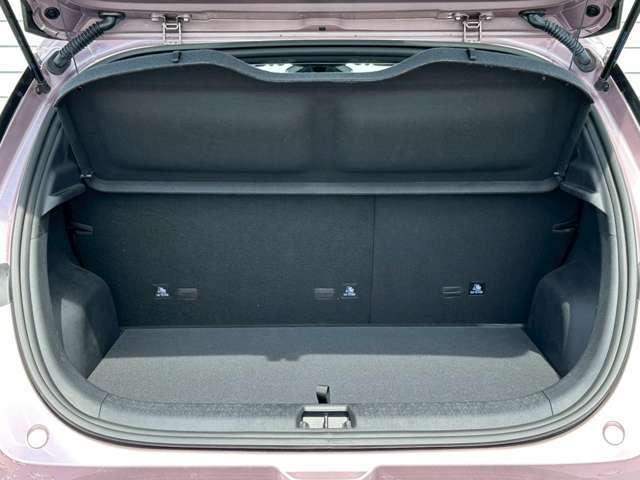 トランクも同じようにコンパクトカーとは思えないほど荷物が入ります！