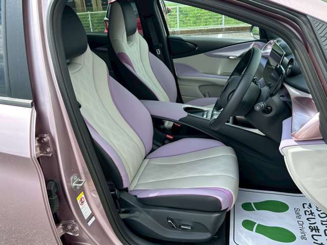 合皮素材で座り心地も快適です！ヘッドレスト一体型になっており、長時間の運転も快適に過ごせます！