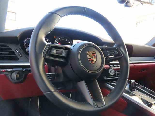 ○GTスポーツステアリングホイール（ヒーター及びマットカーボンインレイ付きレザーリム）