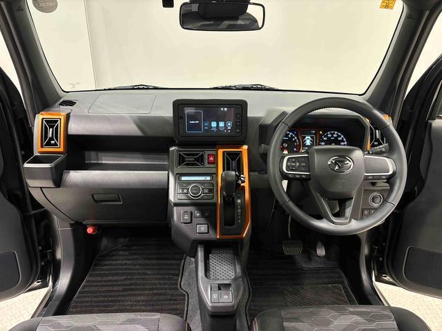 オレンジの差し色＆カモフラージュ柄のシートが気分を高める運転席空に加えてUV＆IRカット機能付きフロントガラスの面積や位置取りが良く、高いアイポイントで前方・右前・左前方向の見通しがいいですよ！