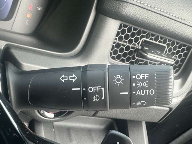【オートライト（AUTO）】外の明るさをシステムが感知して、自動でヘッドライトが点灯します！ヘッドライトをつけ忘れを防ぐ便利機能です。