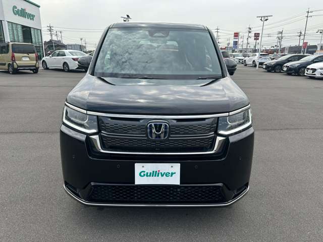 【正面】お車を前から見るとこのような感じです。ヘッドライトの形やグリル等顔つきを確認できます。