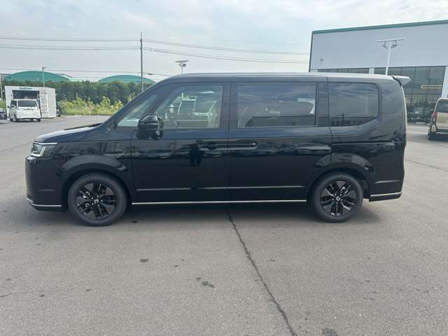 【左】お車を左から見るとこのような感じです。ヘッドライトの形や、エアロなどの装備品を確認できます。