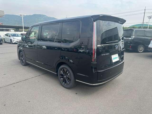 【左斜後】お車を左後ろから見るとこのような感じになります。テールランプやドアバイザー等装備品を確認できます。