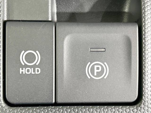 【電動パーキングブレーキ】パーキングブレーキは便利な電動式！ボタン一つで操作でき、アクセルを踏めば自動で解除されます♪レバーやペダルが無いので運転席廻りもすっきりしますね♪
