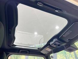 【ガラスルーフ】ガラスルーフ搭載で車内の解放感が一気にアップ！開放的なドライブをお楽しみいただけます。