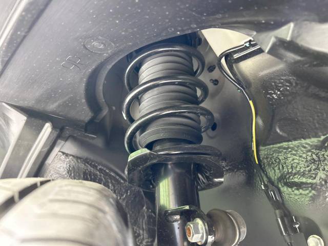 お車を安心してお乗りいただく為には、足回りの定期点検が欠かせません。サービスサポート（有償保証）では無料点検もご提供しており、安心のカーライフをお過ごしいただけるサポート体制が整っています。