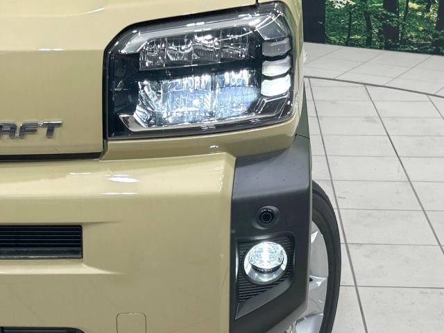 【LEDヘッドライト】悪天候や夜間走行時も良好な視界を確保し安心して運転できる高輝度LEDヘッドライトを装備！点灯速度が早く、消費電力も抑えられています。