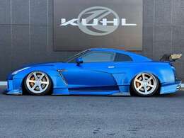 エアーサスペンションにより、ローフォルムを実現！停車時のインパクトは絶大です！通常走行時は車高を上げることができますので、安心して実運用可能です！