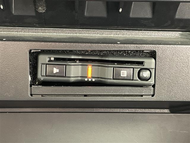 【ETC】有料道路を利用する際に料金所で停止することなく通過できる、ETC車載器（ノンストップ自動料金収受システム機器）が装備されています。セットアップを行うことで利用可能になります。