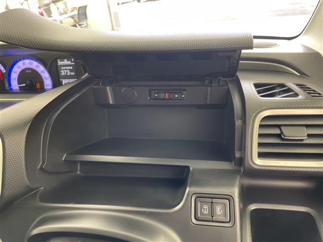 【グローブボックス】車検証ケースや、日頃使う小物類の収納に便利ですね！