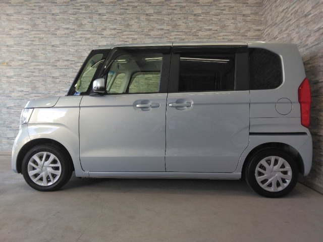 オプションになりますが、ボディーコーティングもご用意しております。新車の輝きに近づき、洗車などのお手入れも楽になりますよ。