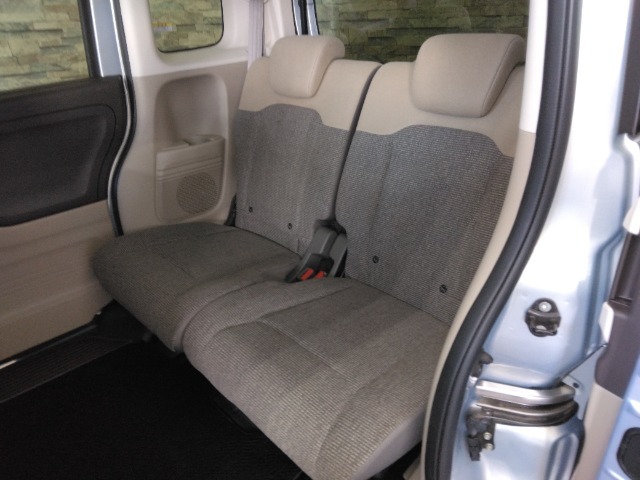 後席も広々！前席との距離や荷室の奥行きを、左右席で別々に調節できるスライドリアシートです。