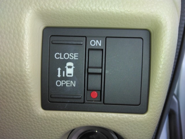 リア左側、パワースライドドア搭載！ドアハンドルを少しだけでリアドアが自動開閉します。運転席にあるスイッチで操作することもできます。