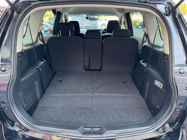 人数や荷物によって変化自在のラゲッチスペースです♪開口部が大きくワイドに作られており、大きな荷物や自転車などでも楽々積み込む事が出来ます♪送り迎えの際や旅行で荷物の多い時でも安心出来ます♪