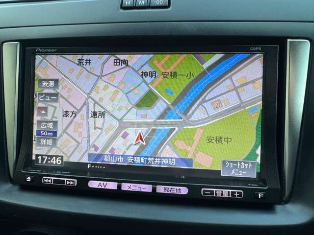 ナビが装備されてますので初めて訪れる場所でも迷わずに目的地に到着できますね♪長距離ドライブでCDも聞くことが出来るので、ドライブも一層楽しくなりますよ♪