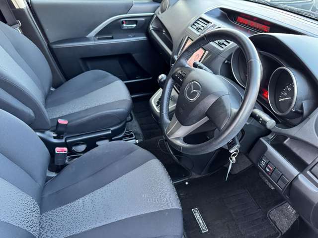運転席の足元は広々としており、座席は大きく前後にスライド出来るので自分に合ったポジションで運転する事が出来ます♪アクセルやブレーキにクセもなくとても運転のしやすい車両です♪