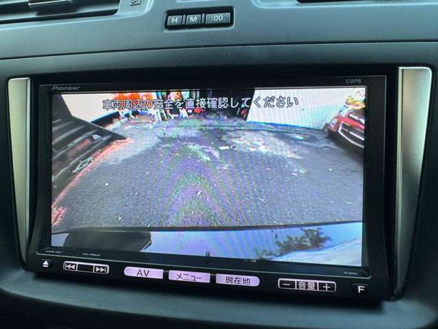 バックカメラを装備しておりますので安全にバックする事が可能になっております♪バックが苦手な方でも安心して駐車する事が出来ますよ♪画面もクリアで嬉しいですね♪
