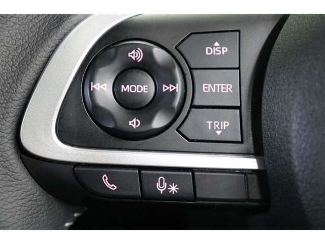 運転中に手を離さなくてもハンズフリー電話や音声認識、オーディオ操作やマルチインフォメーションディスプレイ内の表示切替えが出来るスイッチ付。走行中に視線を逸らさず出来る手元操作は安全運転につながります。