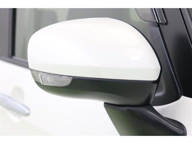 バイカラーでスマートなウインカーミラーです。ウインカーミラーはお洒落なだけでなく、対向車や歩行者からの視認性が良く安全性が向上し、事故防止にもつながります。