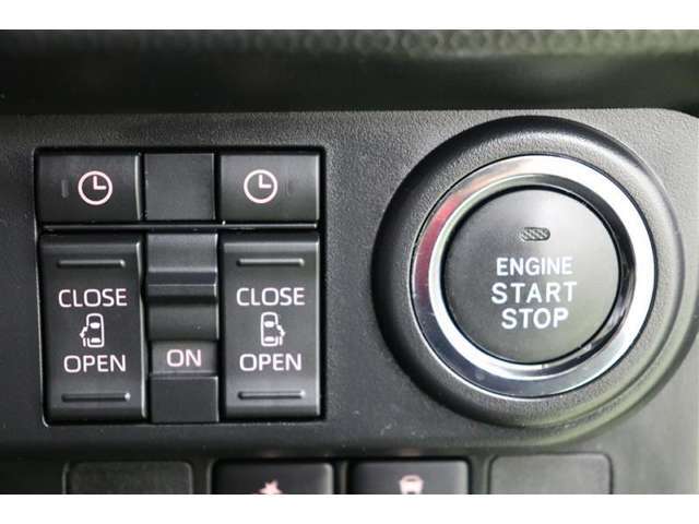 時計マークのウエルカムオープンスイッチをONしておけば、キーを持って車に近づくとスライドドアが開いてくれます。買い物などで荷物をいっぱい持っていても、子供のお迎えで抱っこしていても大丈夫です！